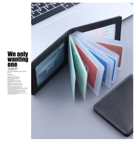 Détail du porte-cartes à motif lychee avec fentes PVC transparentes sur le bureau