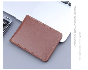 Portefeuille homme en cuir marron avec texture litchi et surpiqûres jaunes