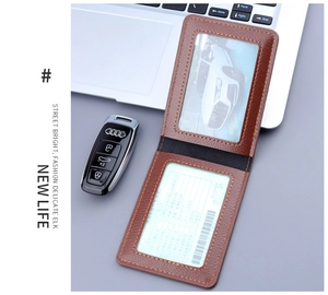 Détail du porte-cartes en cuir marron avec double fenêtre transparente pour cartes