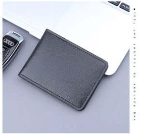 Vue de dessus d'un portefeuille noir en cuir pour homme avec texture grainée sur bureau