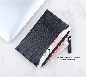 Petit portefeuille motif crocodile noir et blanc montrant l'espace billets et permis