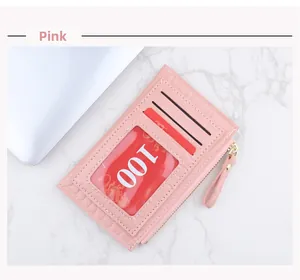 Porte-cartes rose motif crocodile avec plusieurs fentes et fenêtre d'identité claire