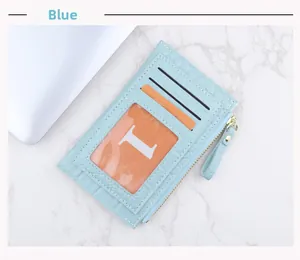 Détail macro du portefeuille bleu clair motif crocodile avec fentes et zip métallique