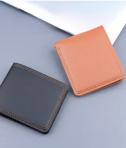 Portafogli bi-fold in pelle nera e marrone con dettagli di cuciture a contrasto alla moda