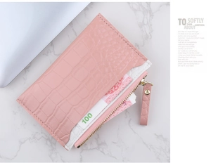 Porte-cartes rose à motif crocodile avec fermeture éclair montrant l'espace pour billets
