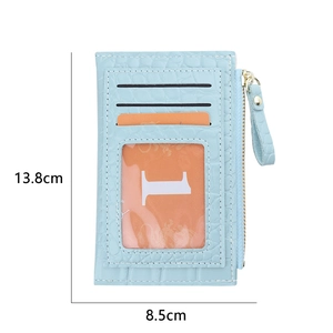 Porte-cartes bleu clair en similicuir crocodile avec fermeture éclair et dimensions 13,8x8,5cm