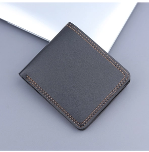 Dettaglio del portafoglio bifold in pelle con cuciture a contrasto arancioni e trama granata