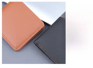 Dettaglio delle cuciture precise su portafogli in pelle premium nei colori nero e marrone