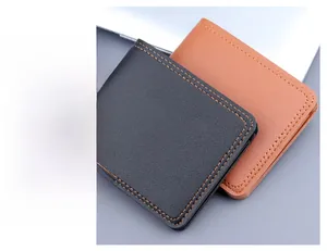 Dettaglio della trama litchi e delle doppie cuciture sui portafogli bifold da uomo