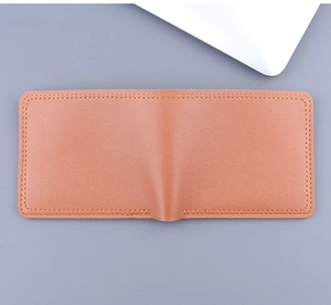 Dettaglio del retro del portafoglio in pelle marrone con cuciture precise e trama