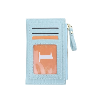 Porte-cartes bleu clair à texture crocodile avec poche zippée et fenêtre d'identification