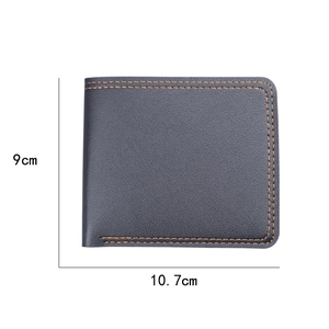 Portafoglio da uomo nero con cuciture arancioni e dimensioni compatte di 10,7x9 cm