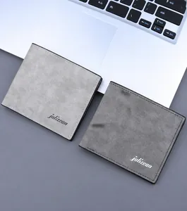 Nahaufnahme der flachen Herrenbrieftaschen mit Kartenfächern und matter Textur
