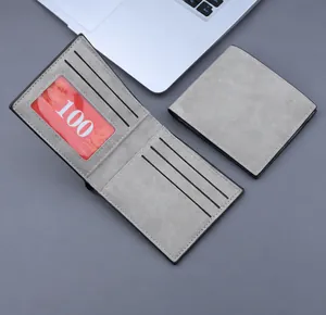 Innendetail einer mattgrauen Brieftasche mit mehreren Kartenfächern und ID-Fenster