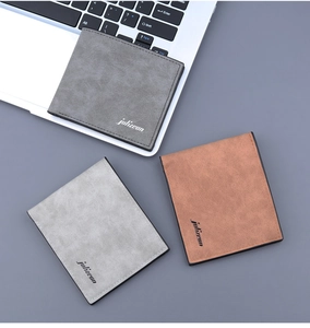 Gros plan détaillé de portefeuilles pour hommes en cuir mat gris et marron élégant