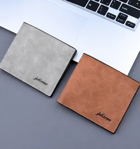 Nahaufnahme von grauen und braunen Herren Geldbörsen in Mattleder auf einem Laptop