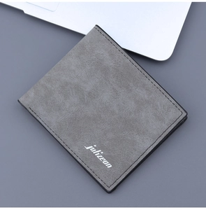 Gros plan du portefeuille en cuir givré gris avec logo sur un bureau moderne