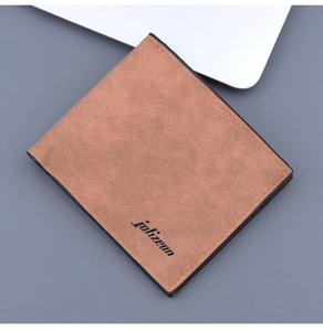 Détail d'un portefeuille marron pour homme avec cuir grainé et coutures précises