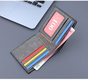 Détail du portefeuille bifold pour hommes avec fentes pour cartes et fenêtre d'identité