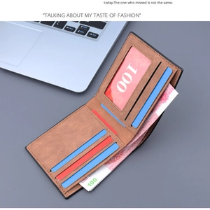 Gros plan du portefeuille en cuir PU marron avec fentes pour cartes et fenêtre ID