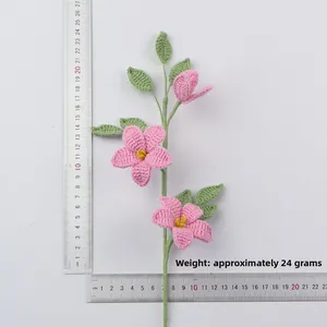 Detailaufnahme einer handgehäkelten Jasmin-Abzweigung mit rosa Blüten, Gewicht ca. 24g