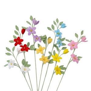 Handgehäkelter Jasminblumenstrauß in verschiedenen Farben auf weißem Hintergrund