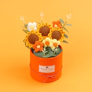 Handgefertigter Häkel-Sonnenblumenstrauß in orangefarbener Box für die Dekoration