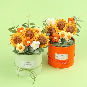 Handgefertigter Häkel-Sonnenblumenstrauß in dekorativen Boxen für Tischdeko