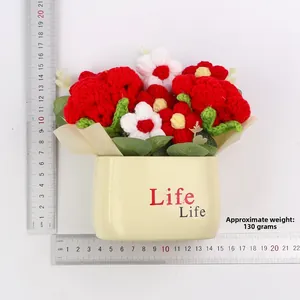 Détail d'une plante de roses au crochet avec dimensions de 12 cm de haut et 15 cm de large
