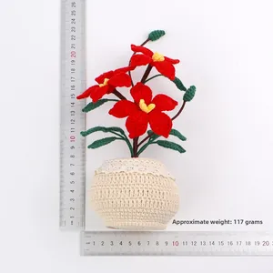 Pot de fleurs de clématites rouges crocheté à la main avec échelle de mesure