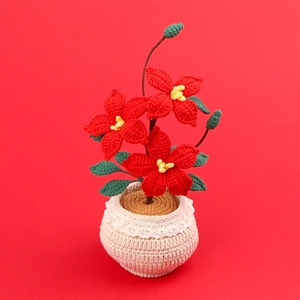 Plante de clématite faite main au crochet avec fleurs rouges et panier en dentelle