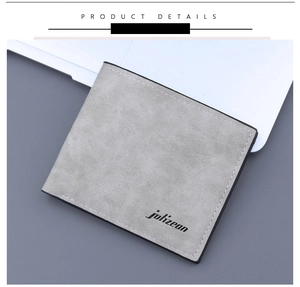 Gros plan du portefeuille en cuir gris avec coutures blanches et détails du logo