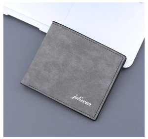 Gros plan sur un portefeuille pliant gris mat pour homme avec surpiqûres et logo