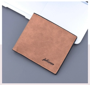 Gros plan d'un portefeuille rétro en cuir marron pour homme avec coutures et logo