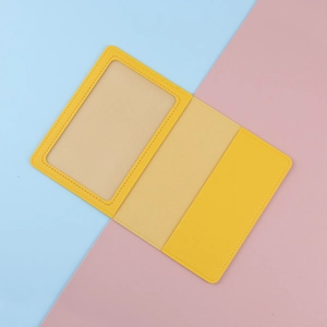 Dettagli del porta passaporto RFID giallo con scomparti per carte e finestra trasparente