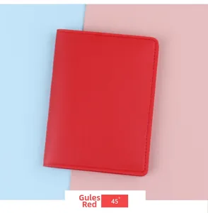 Dettaglio custodia passaporto RFID rossa con trama in pelle premium e cuciture di classe