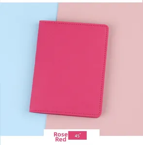 Dettaglio della custodia per passaporto in pelle rosso rosa con trama e cuciture
