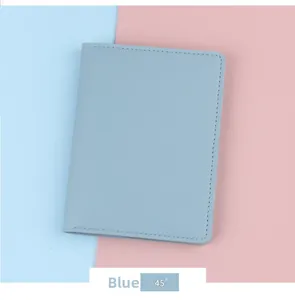 Vista dettagliata a 45 gradi del porta passaporto in pelle blu RFID con trama superficiale