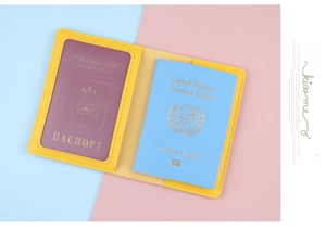 Layout interno della custodia per passaporto in pelle gialla con finestra in PVC