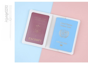 Dettaglio porta passaporto in pelle bianca con protezione RFID e tasche interne