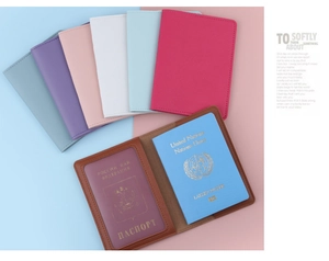 Vista dettagliata delle copertine per passaporto colorate in ecopelle con tasche interne