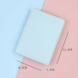 Porta passaporto RFID azzurro in morbida pelle con dimensioni compatte e design sottile