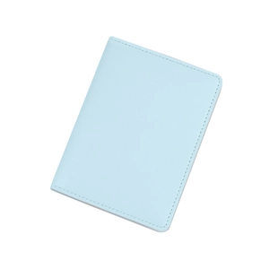 Porta passaporto RFID azzurro in ecopelle sottile su sfondo bianco neutro