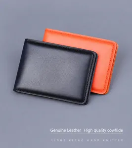 Dettaglio di porta carte in pelle bovina con cuciture a contrasto in blu navy e arancione
