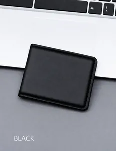 Dettaglio del porta patente in pelle nera con fessura trasparente per carte di credito