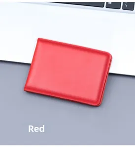 Dettaglio del portacarte in vera pelle rossa con cuciture precise e design sottile