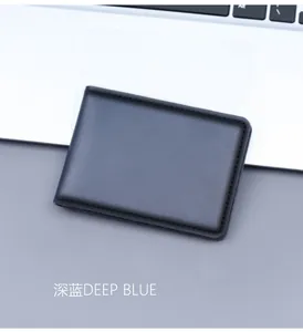 Dettaglio macro della pelle blu scuro con cuciture precise su una scrivania da ufficio