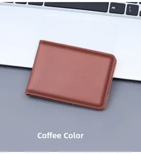 Dettaglio del porta patente in vera pelle marrone caffè con cuciture sottili su una scrivania