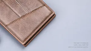 Nahaufnahme der braunen Geldbörse mit präzisen Nähten und feiner Ledertextur im Detail