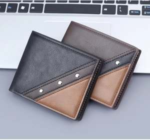 Détail du portefeuille court pour homme montrant le cuir grainé et les rivets métalliques